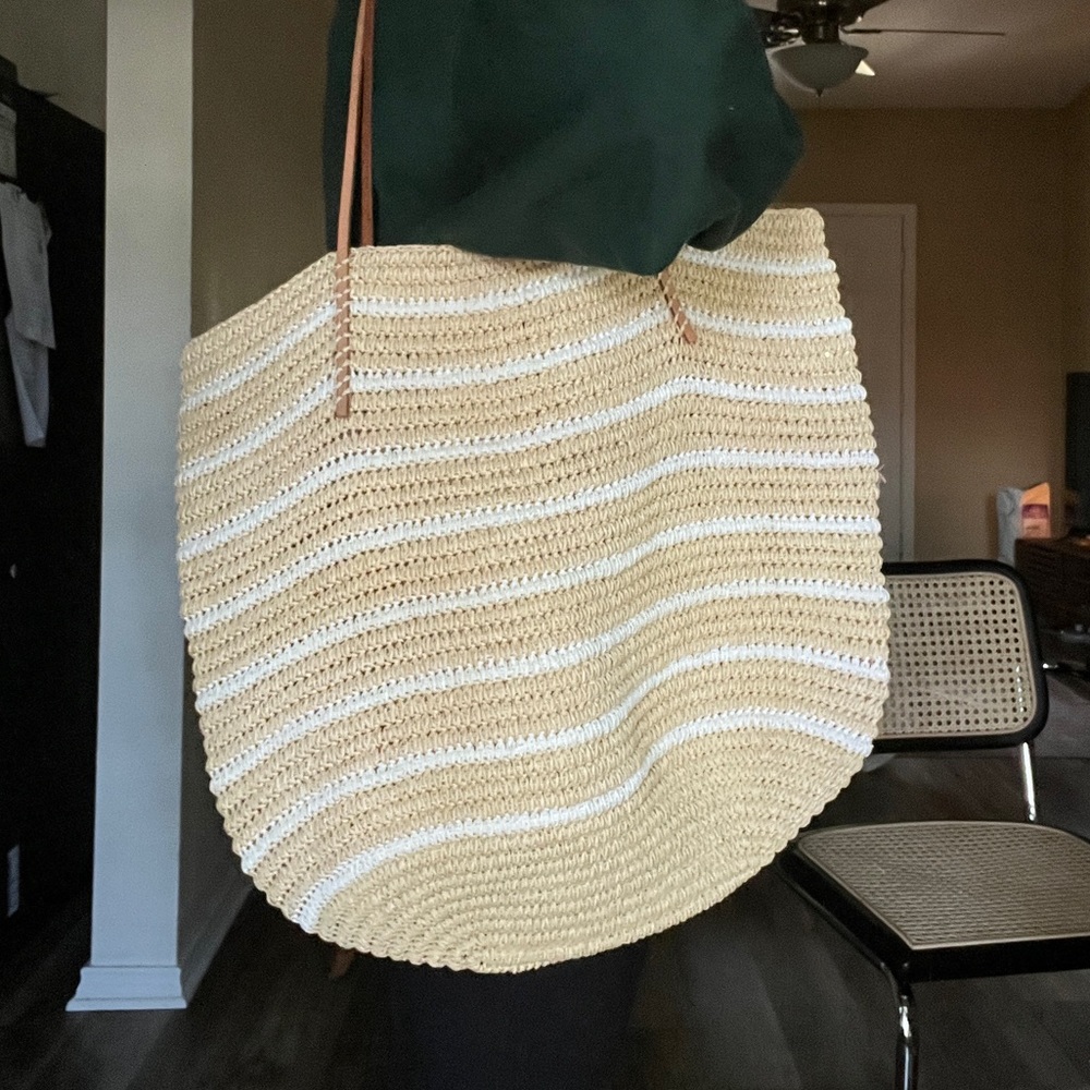 Hat attack brand straw tote bag